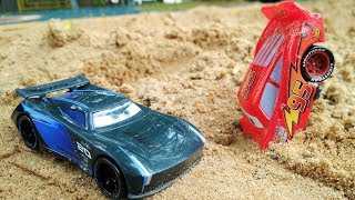 Saetta McQueen giocattolo e Storm  Giochi con le macchine Cars per bambini [upl. by Yellat605]