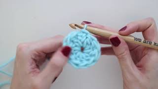 Comment fermer un rang avec une maille coulée au crochet [upl. by Morette97]