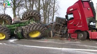 Spectaculair ongeval met vrachtwagen en tracktor op de Expresweg [upl. by Mahau]