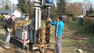 Brunnen bohren mit fahrbarer Bohrmaschine Teil 1 portable water well drilling machine in action [upl. by Casi445]