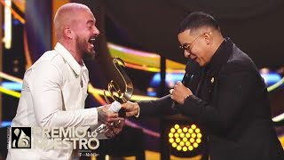 Daddy Yankee le devuelve el honor a J Balvin al entregarle el premio Ícono Mundial en PLN [upl. by Griseldis]